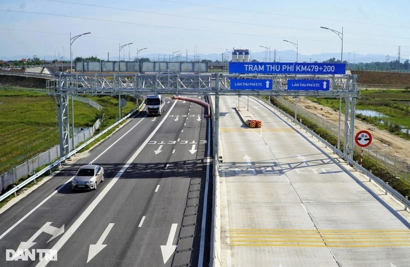 Một trạm thu phí trên Cao tốc Diễn Châu - Bãi Vọt đặt tại nút giao với quốc lộ 8A. (Ảnh: Dân trí).