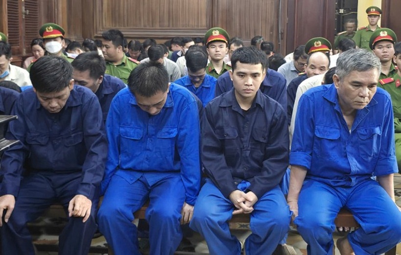 Bị cáo Nguyễn Xuân Hải (ngoài cùng bên phải) cùng các bị cáo tại tòa chiều nay. Ảnh: VnExpress