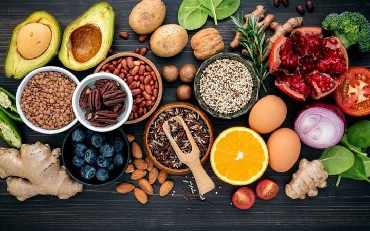 Để hạn chế tối đa rủi ro khi cho bé làm quen với các loại quả dễ gây dị ứng, cha mẹ nên tuân thủ các nguyên tắc.