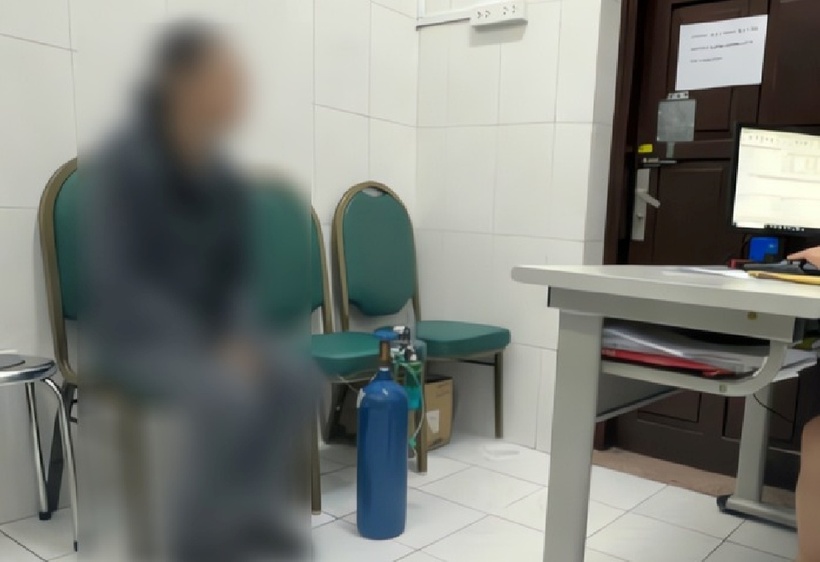 Cô gái mang cả bình “khí cười” đi khám vì sợ lên cơn thèm. Ảnh: Báo Người lao động.