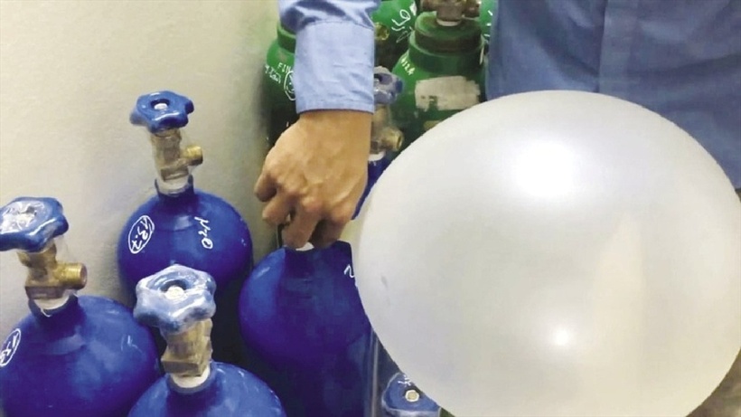 Tại Việt Nam, tình trạng sử dụng khí cười N₂O tăng mạnh từ năm 2018 đến nay, chủ yếu ở thanh thiếu niên, sinh viên, khách quán bar, club. Ảnh: Getty.