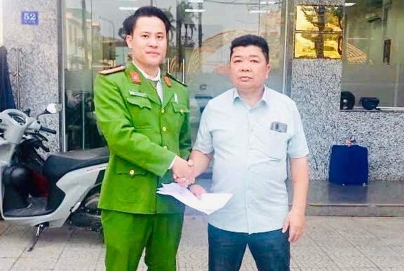 Ông Trần Văn Sơn thông báo với lực lượng chức năng ngay sau khi tài khoản ngân hàng nhận khoản tiền từ người lạ. (Ảnh: Công an xã Cửa Tùng)