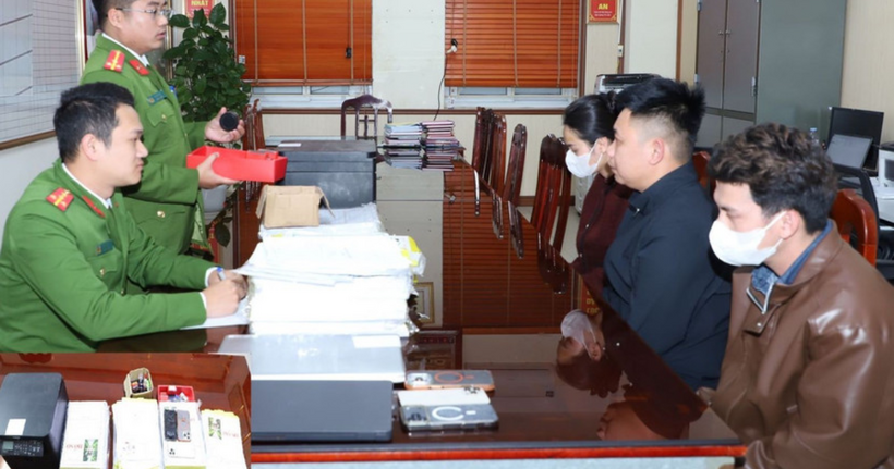 Các đối tượng tại cơ quan công an.