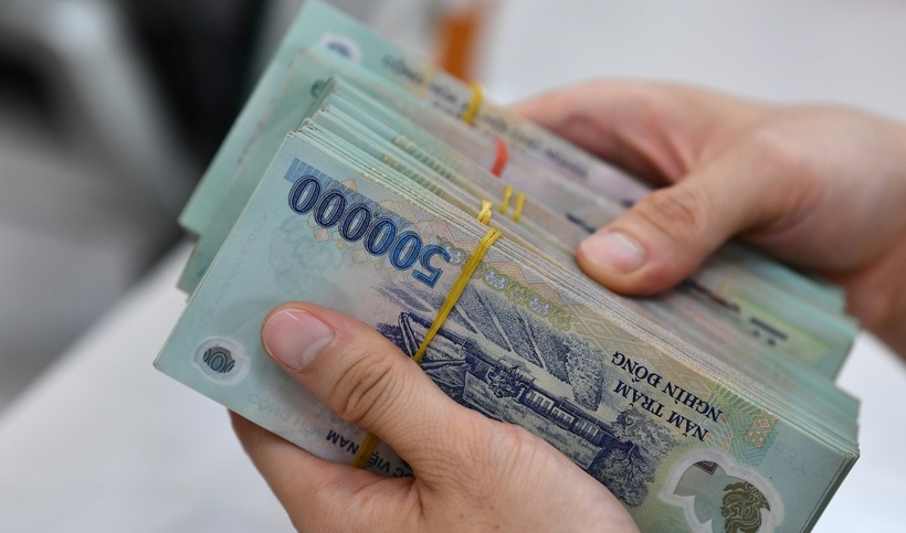 Tiền thưởng Tết cuối năm, tháng lương thứ 13 đều phải nộp thuế thu nhập cá nhân theo quy định. (Ảnh: VietnamNet)