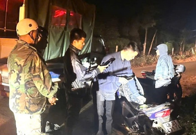 Hai người điều khiển xe máy chở pháo hoa bị công an bắt giữ (Ảnh: Công an Lâm Đồng).