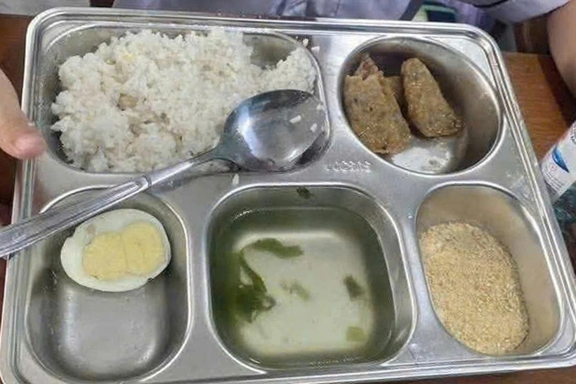 Hình ảnh khay cơm của học sinh Trường Tiểu học số 1 Ba Đồn từng gây xôn xao dư luận vào tháng 10/2025. Ảnh: Dân trí