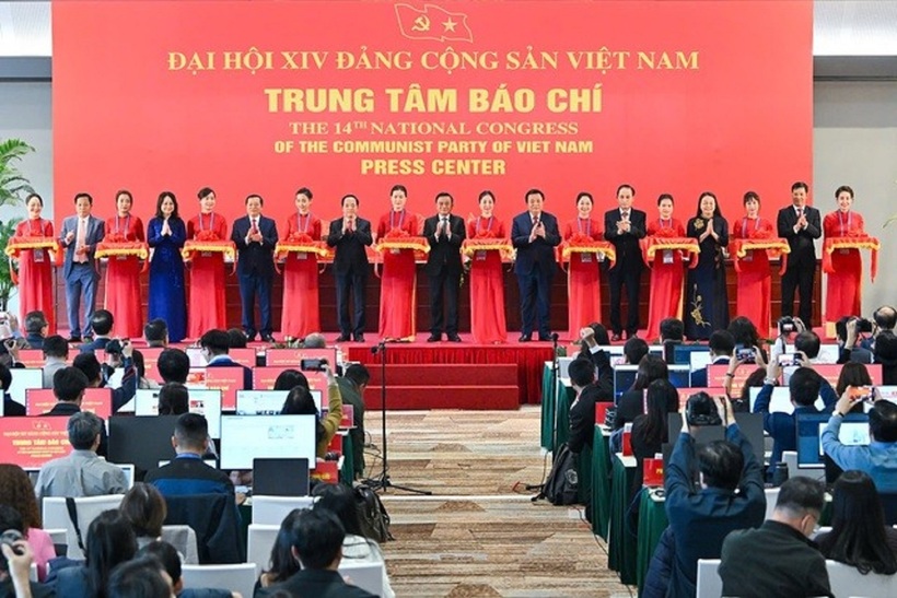 Thường trực Ban Bí thư Trần Cẩm Tú và lãnh đạo các ban, bộ ngành cắt băng khai trương Trung tâm Báo chí Đại hội XIV của Đảng (Ảnh: Duy Linh).