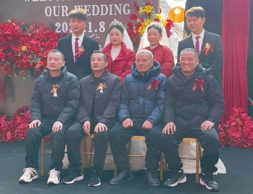 Không chỉ các cặp đôi chính mà ngay cả các bác ruột của cả hai bên nhà trai và nhà gái cũng đều là những cặp song sinh. Ảnh: Jiupai News.