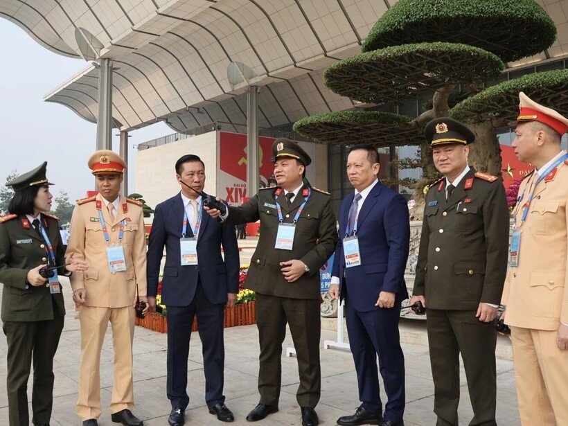 Đại tá Nguyễn Tiến Đạt - Phó Giám đốc CATP kiểm tra, chỉ đạo phương án diễn tập.