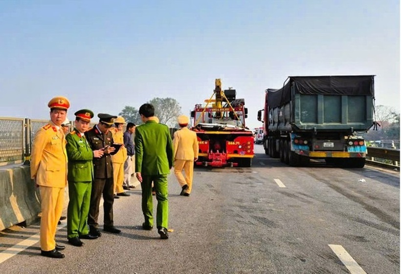 Hiện trường vụ tai nạn giao thông trên cao tốc đoạn qua Thanh Hóa, 4 người tử vong, 6 người bị thương - 4