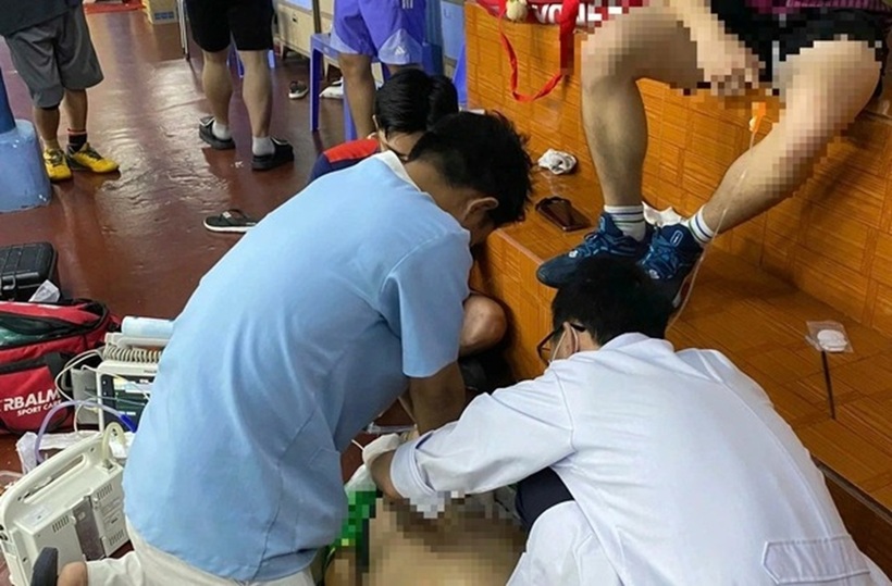 Hình ảnh nạn nhân được cấp cứu. Ảnh: Thanh Niên