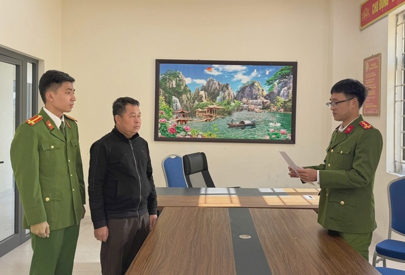 Cơ quan Cảnh sát điều tra Công an tỉnh Quảng Ninh đọc quyết định khởi tố bị can đối với Giám đốc Công ty TNHH Một thành viên Q.V. (Ảnh: Công an tỉnh Quảng Ninh)