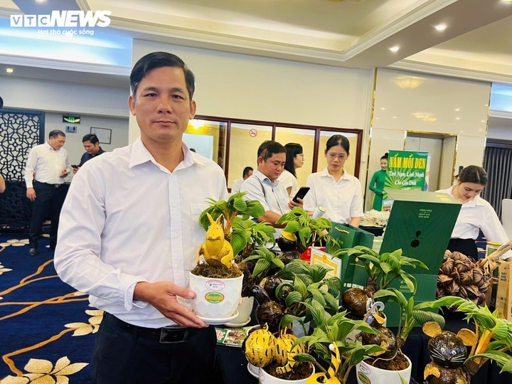 Anh Tùng trưng bày sản phẩm dừa bonsai tại một sự kiện của TP.HCM. Ảnh: VTC News