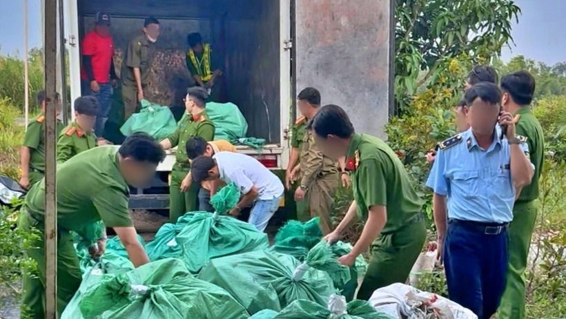Lực lượng chức năng tỉnh Cà Mau tạm giữ số hàng mỹ phẩm. (Ảnh: Báo Xây dựng)