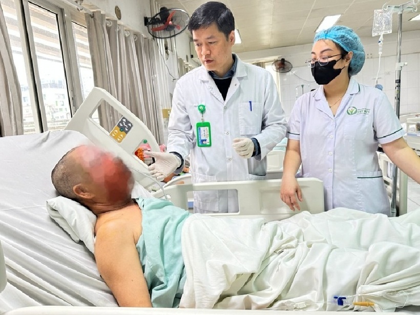 Ông T.V.P nhập viện trong tình trạng chấn thương do pháo nổ. Ảnh: Báo Công an Nhân dân.