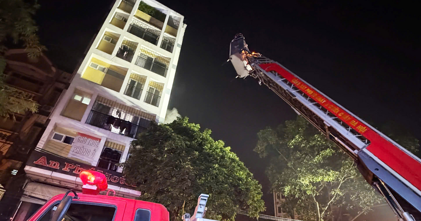 Cảnh sát huy động xe thang để giải cứu người mắc kẹt.