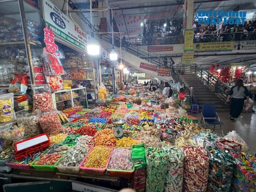 Tại khu vực bán bánh kẹo và mứt Tết, nhiều gian hàng đã bắt đầu bày bán các sản phẩm phục vụ Tết Nguyên đán.