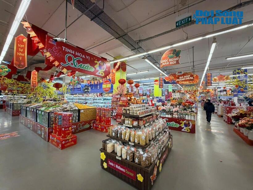 Giá cả các mặt hàng phục vụ Tết tại các siêu thị lớn và chợ truyền thống hiện không có sự chênh lệch quá lớn.