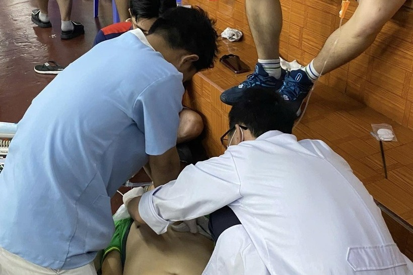 Các nhân viên y tế cấp cứu bệnh nhân tại hiện trường. Ảnh: Người Lao Động.