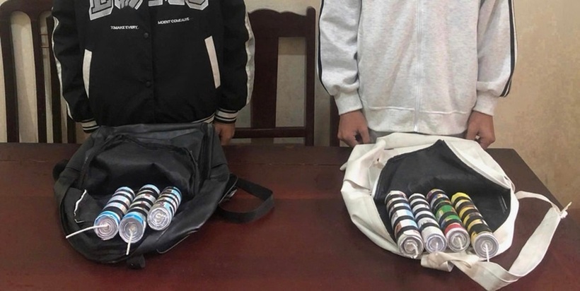 Công an thu giữ số pháo tự chế trong balo các học sinh. Ảnh: Giáo dục & Thời đại