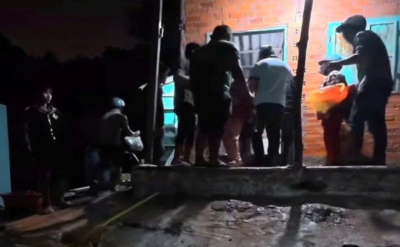 Anh H. được đưa về nhà để người thân lo hậu sự. (Ảnh: NLĐ)