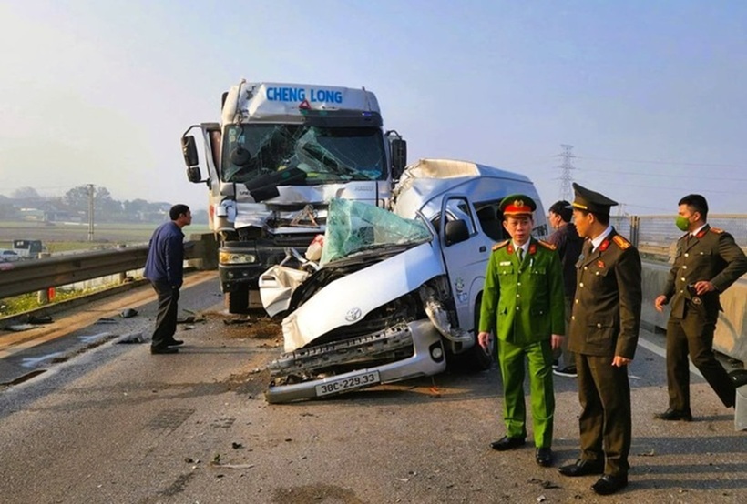 Hiện trường vụ tai nạn giao thông nghiêm trọng khiến 4 người tử vong. Ảnh: Người lao động