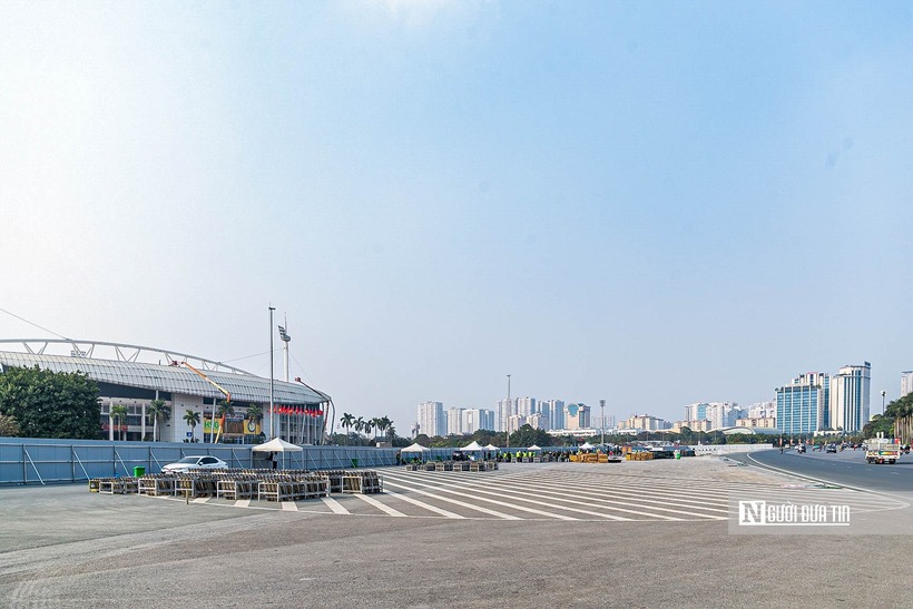 Ghi nhận của PV, tại khu vực này hàng loạt thiết bị kỹ thuật chuyên dụng để phục vụ bắn pháo hoa đã được tập kết. Theo đó, việc xây dựng trận địa pháo hoa tại đây sẽ được triển khai từ nay đến ngày 23/1.