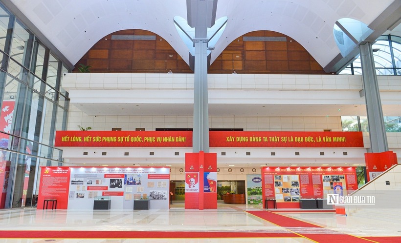 Ngay tại Sảnh chỉnh của Trung tâm Hội nghị quốc gia, được bố trí các không gian trưng bày sách, báo, ấn phẩm phục vụ Đại hội.