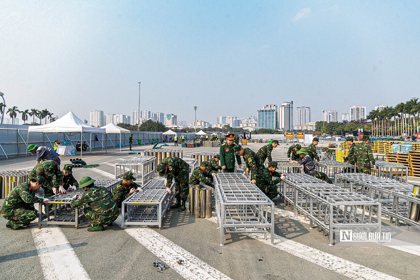 "Lần đầu tiên trận địa pháo hoa hỏa thuật được lắp đặt trực tiếp trên mái nhà và hai bên cánh khán đài B của Sân vận động Mỹ Đình theo địa hình vòng cung. Trong khi đó, trận địa pháo hoa nổ tầm cao được bố trí bảo đảm nghiêm ngặt các yêu cầu kỹ thuật, an toàn và mỹ thuật, qua đó tối ưu góc nhìn, tầm phủ và hiệu ứng lan tỏa, mang đến trải nghiệm nghệ thuật cao nhất," đại diện Sun Group nhấn mạnh.