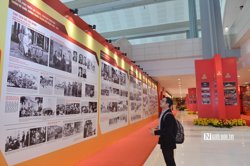 Bên ngoài hội trường là khu vực trưng bày tư liệu về lịch sử các kỳ Đại hội Đảng.
