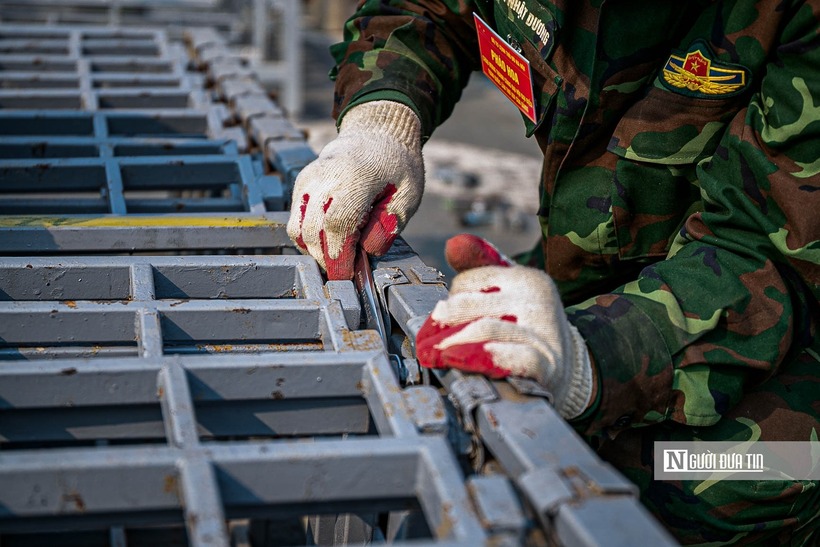 Công tác xây dựng trận địa pháo hoa được diễn ra khẩn trương tại đây.