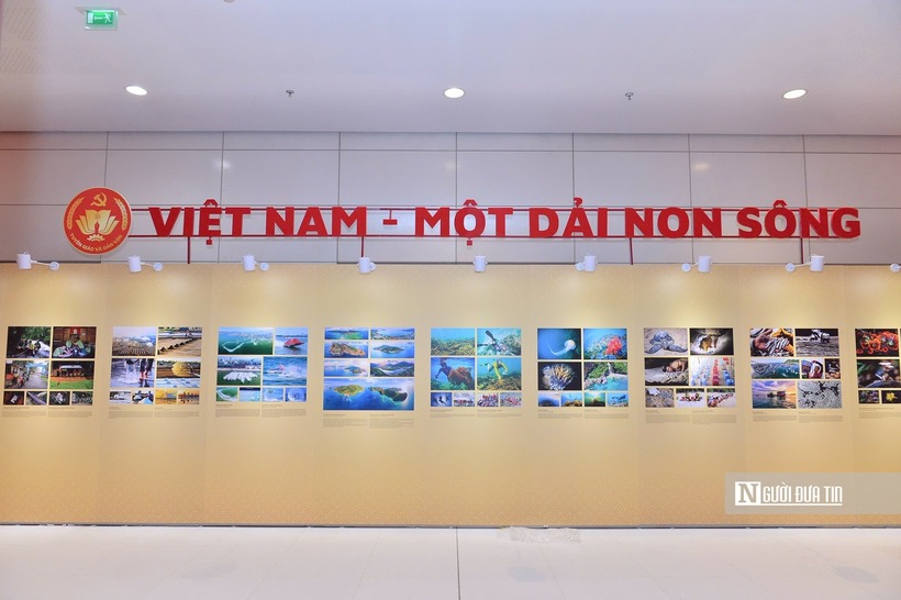 Không gian trưng bày cũng giới thiệu những thành tựu phát triển nổi bật của đất nước trên các lĩnh vực, phản ánh sinh động chặng đường đổi mới, hội nhập và phát triển dưới sự lãnh đạo của Đảng.