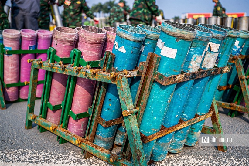 Giàn ống phóng pháo hoa được lắp đặt.