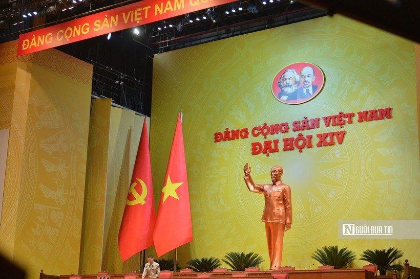 Về trang trí khánh tiết, tại hội trường lớn có tượng toàn thân của Bác Hồ nhìn xuống đại hội; một bên là cờ Tổ quốc và một bên là cờ Đảng. Điều này vừa đúng với quy định, nhưng cũng là điểm khác so với nhiệm kỳ trước, thể hiện sự biết ơn, kính trọng của Đại hội đối với Bác Hồ - người sáng lập, lãnh đạo và rèn luyện Đảng ta.