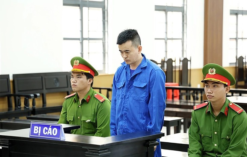 Bị cáo Trần Tuấn Vũ cúi đầu tại phiên tòa. (Ảnh: Báo An Giang)