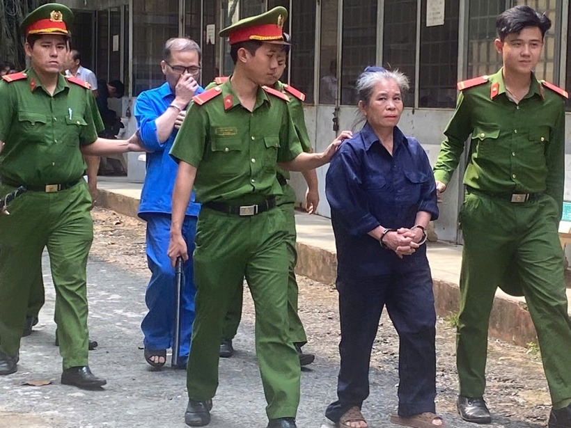 Hai bị cáo được áp giải sau phiên xét xử. (Ảnh: Tiền phong)