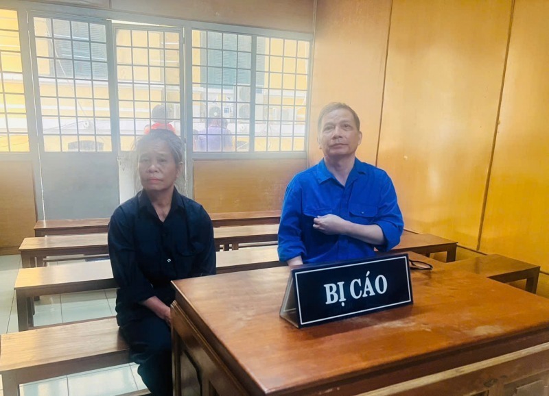 Hai bị cáo, Nguyễn Thị Thanh Vân và Nguyễn Sỹ Huấn tại tòa. (Ảnh: Công an nhân dân)