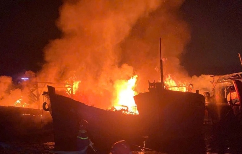 Lửa cháy ngùn ngụt. (Ảnh: Tuổi trẻ)