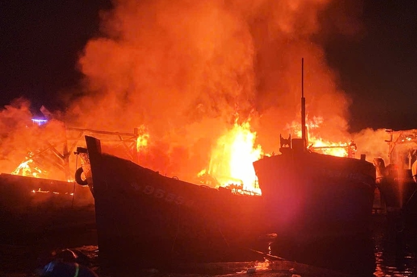 4 tàu cá neo đậu trên sông Trà Bồng, tỉnh Quảng Ngãi bốc cháy dữ dội lúc rạng sáng. (Ảnh: Dân trí).