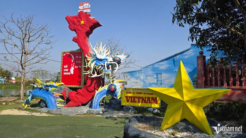 Tác phẩm 50 năm Ngày Giải phóng miền Nam, thống nhất đất nước của Bùi Văn Quân được trưng bày tại khu vườn Hạnh Phúc. Ảnh: VietNamNet.