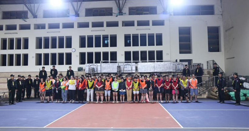 Di lý các đối tượng về Công an tỉnh Tuyên Quang. (Ảnh: Công an tỉnh Tuyên Quang)