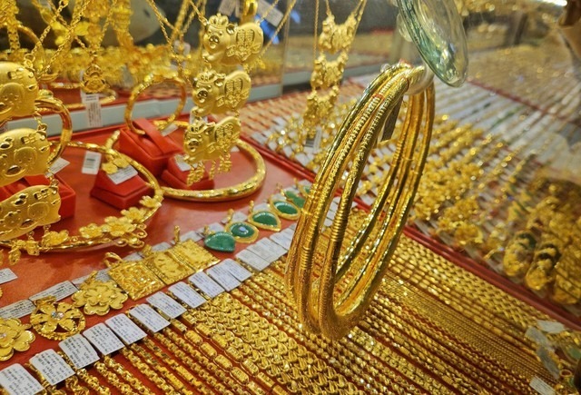 Cùng xu hướng, giá vàng nhẫn trong nước sáng nay được một số thương hiệu điều chỉnh giảm. (Ảnh: Người đưa tin)