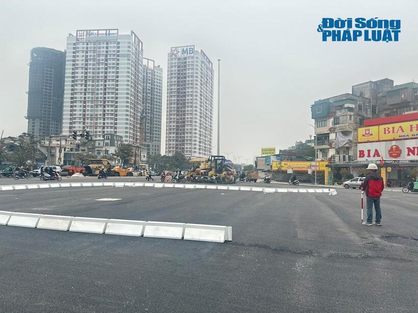 Mặt đường Giải Phóng đã được trải nhựa đường và thu gọn phạm vi rào chắn