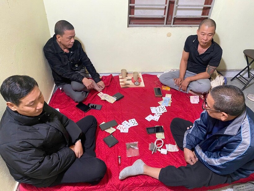 Các đối tượng bị bắt giữ cùng tang vật. Ảnh: Công an tỉnh Quảng Ninh.