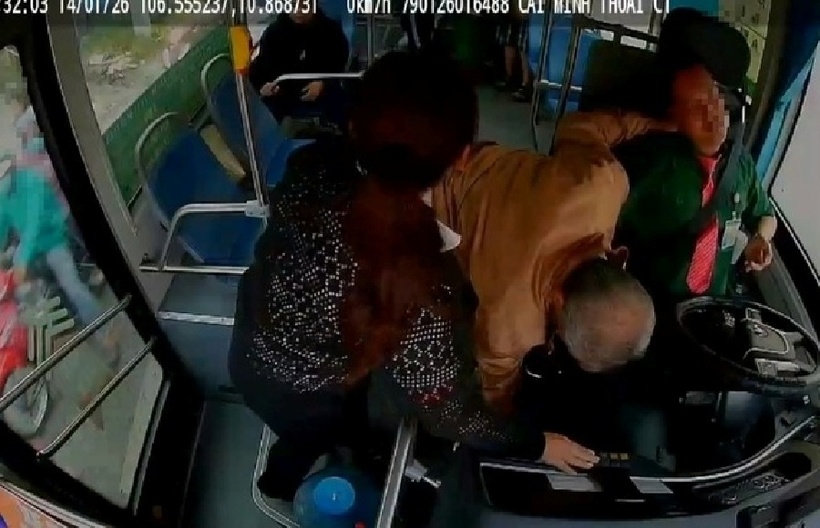 Tài xế buỵt đột quỵ khi đang lái xe ở TP.HCM. Ảnh: Báo Người lao động.