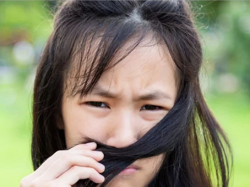 Khi thận có vấn đề thì tóc sẽ có những biểu hiện bất thường như tóc có mùi hôi, nhiều dầu và rơi rụng liên tục.