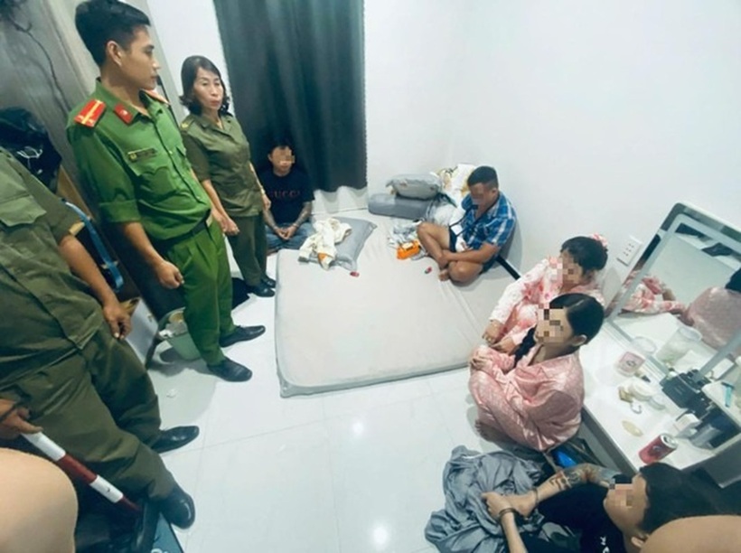 Nhóm nam nữ đang sử dụng trái phép chất ma túy thì bị công an bắt quả tang. Ảnh: Thanh Niên