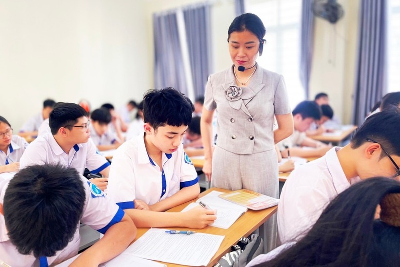 Giáo viên Trường THCS Đông Thọ (phường Hàm Rồng, Thanh Hóa) ôn thi miễn phí vào lớp 10, năm học 2025-2026. Ảnh: Giáo dục & Thời đại