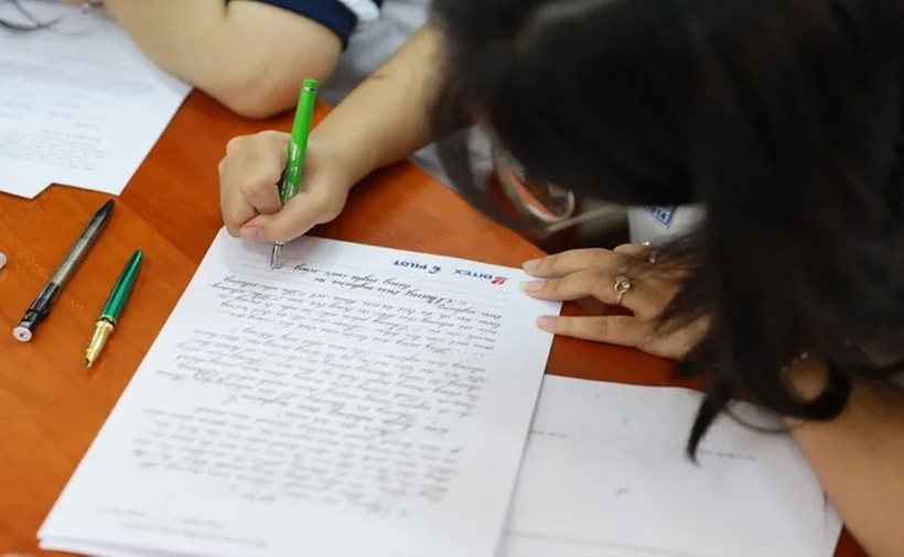 Từ những trải nghiệm thực tế, học sinh chuyển tải suy nghĩ, tình cảm qua những nét chữ. (Ảnh: Sài Gòn Giải Phóng).