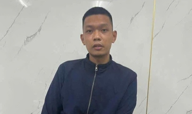 Nghi phạm ra công an đầu thú. Ảnh: Thanh Niên